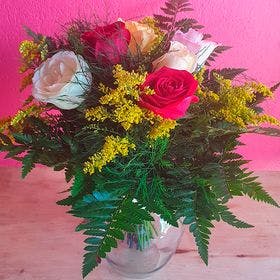 Vaso com 6 Rosas coloridas